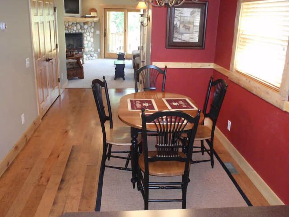 Deluxe Cabin, 4 Bedrooms, River View photo 2