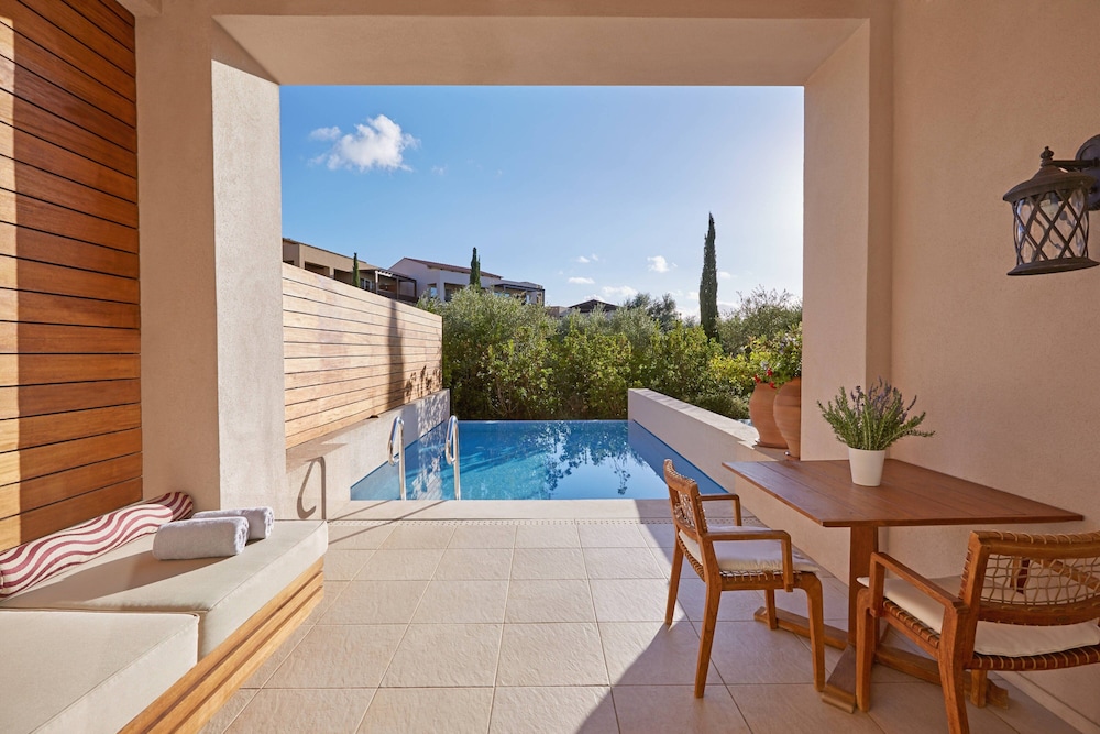 Superior Infinity Room, 2 Twin Beds, Non Smoking, Garden View thumbnail 6