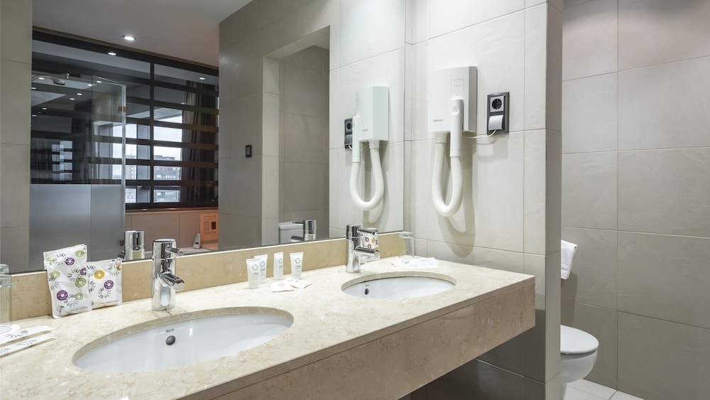 Superior Double Room (3 Adults) - Photo 6
