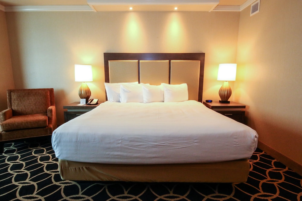 Rodeo Tower, 1 King Bed - Photo 3