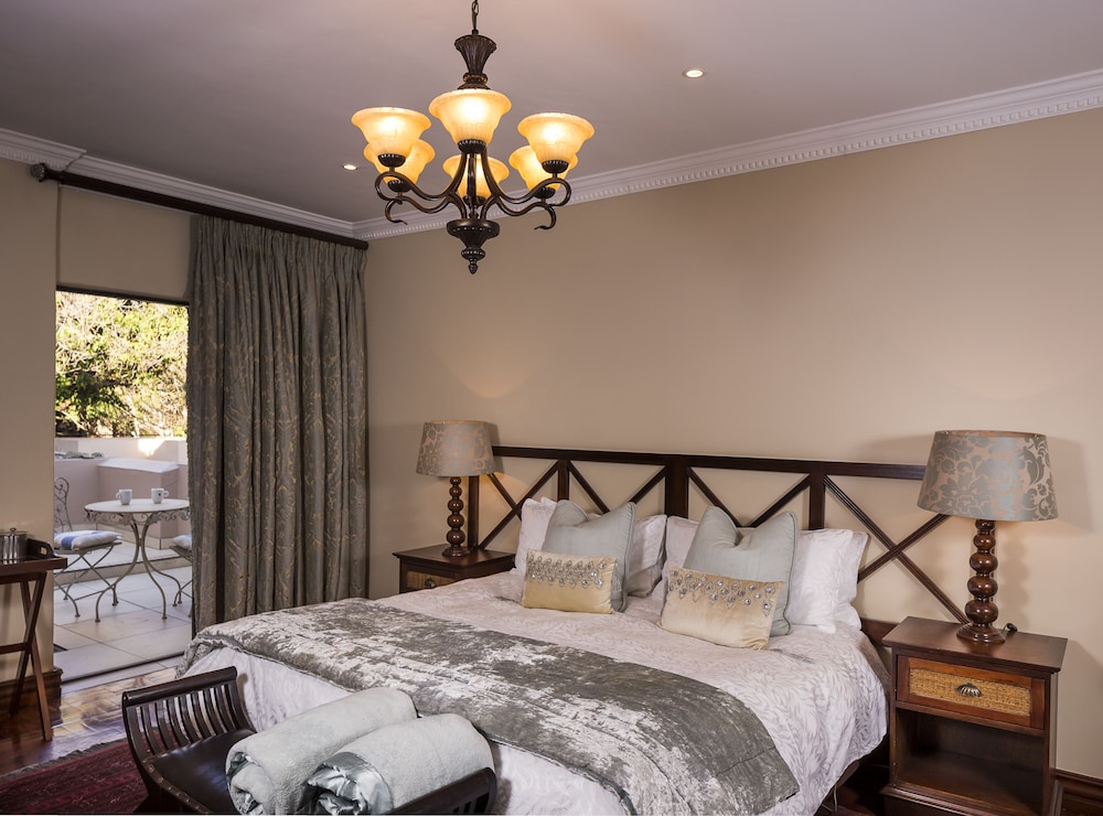 Executive 3 bed house photo 2