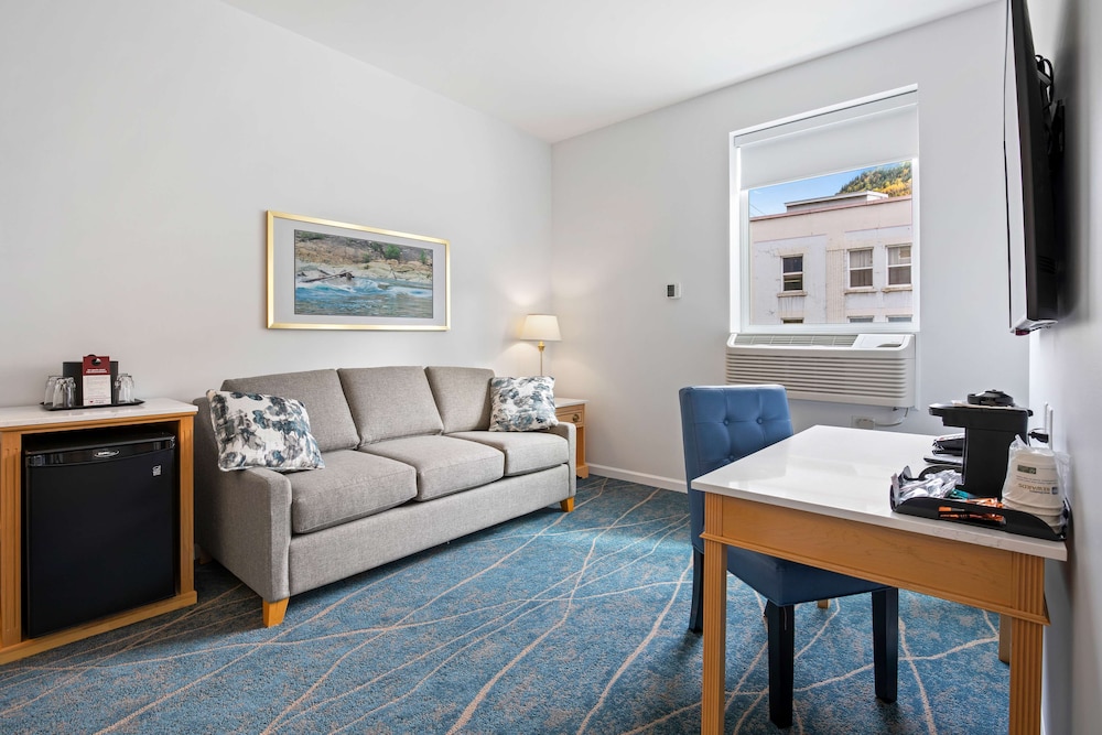Suite, 1 King Bed, Non Smoking (Living Room;Queen sofabed)