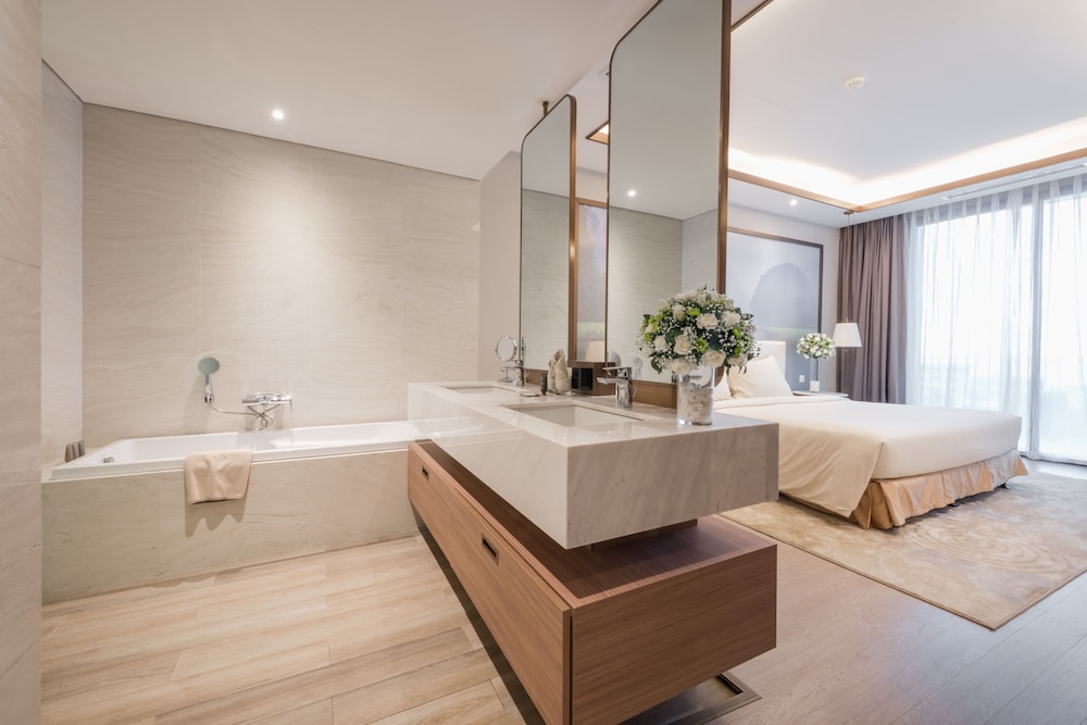 Grand Suite, 2 Bedrooms, Partial Sea View photo 2