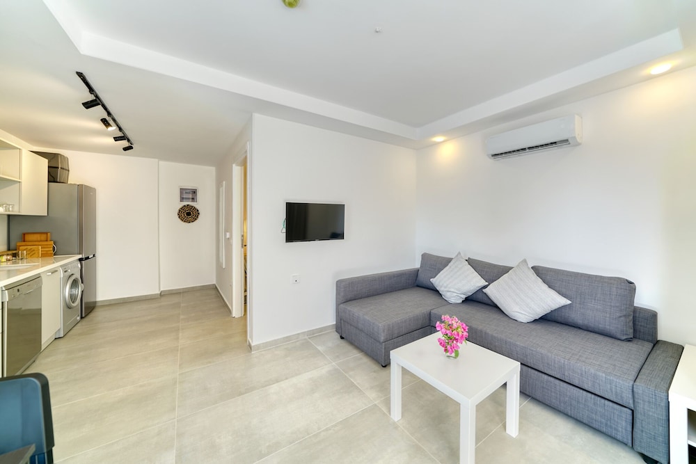 Basic Condo, Poolside