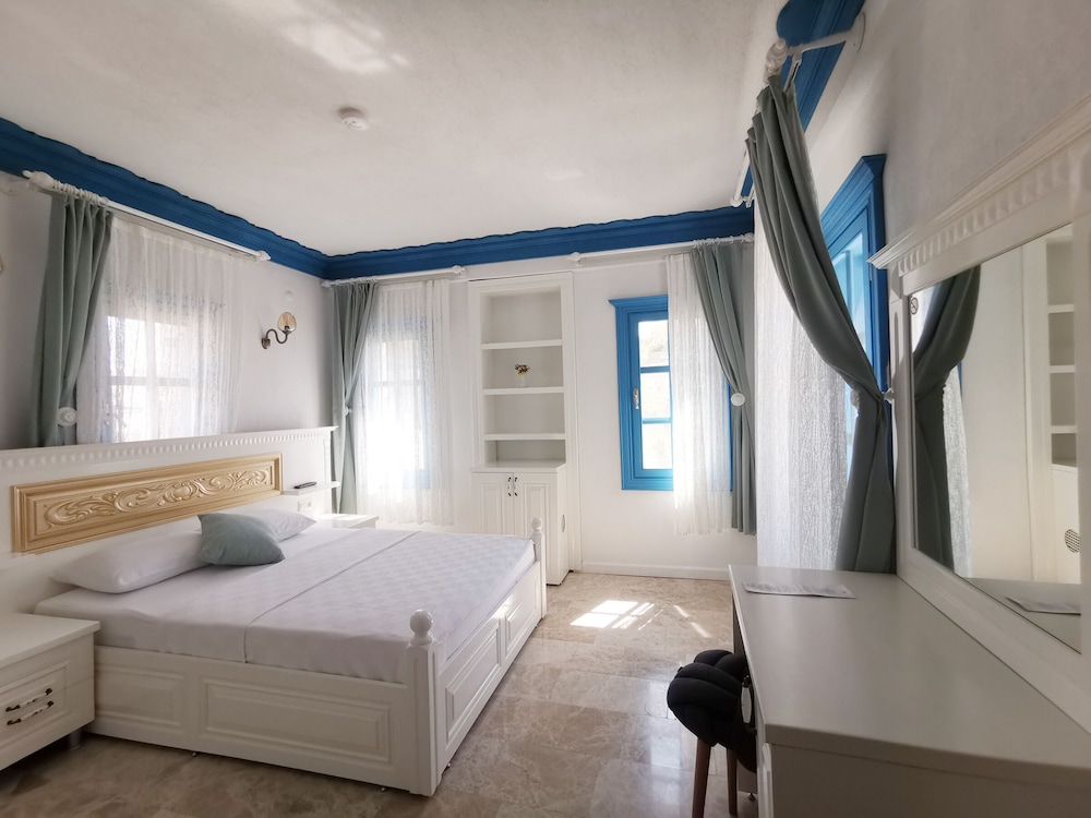 Comfort Double Room, 1 Queen Bed, Pool Access, Poolside photo 1