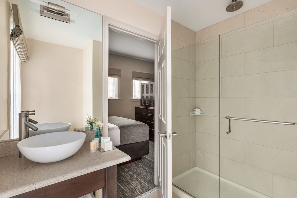Suite - Photo 11