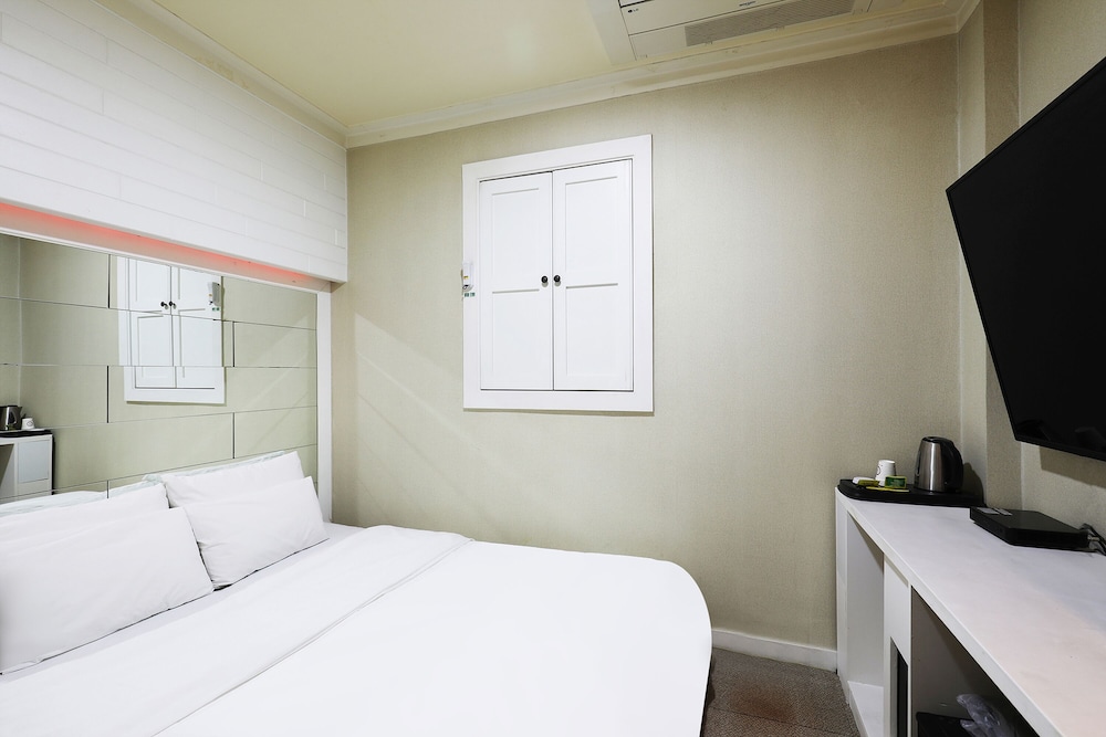 Basic Double Room, 1 Queen Bed photo 3