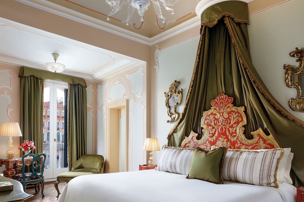 Grand Room, 1 King Bed