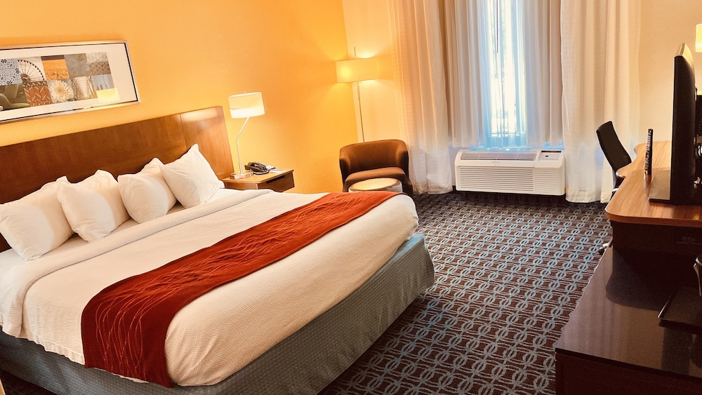 Standard Room, 1 King Bed, Non Smoking - Photo 3