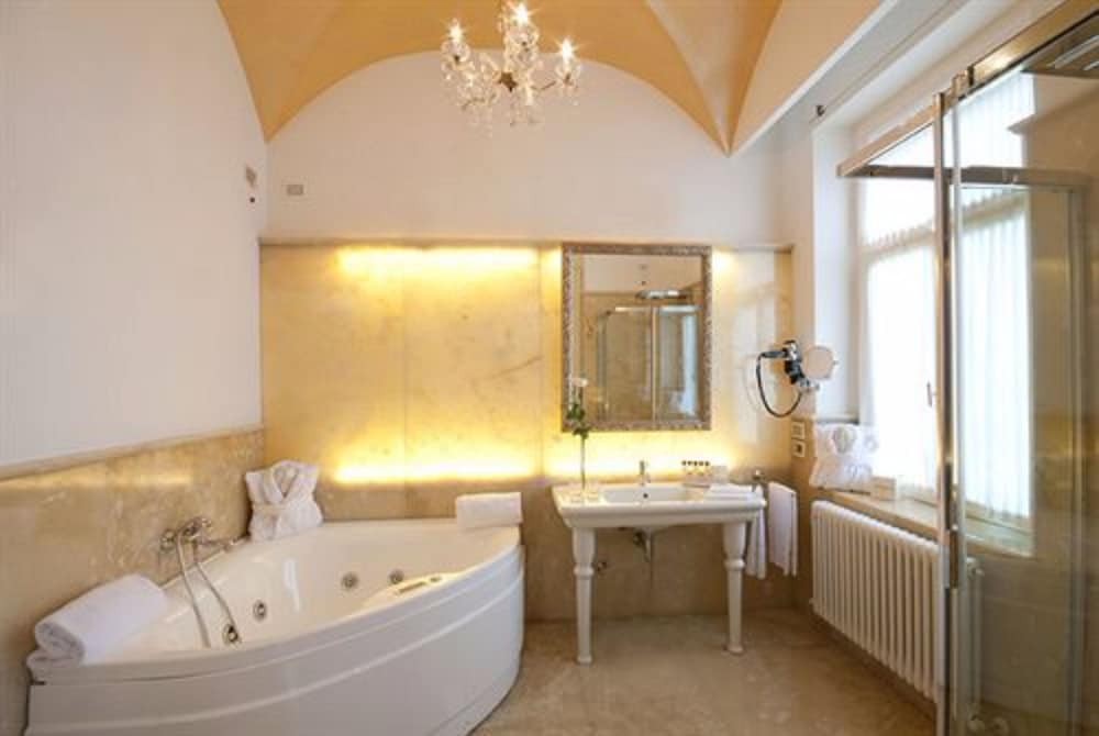 Deluxe Double or Twin Room - Photo 10