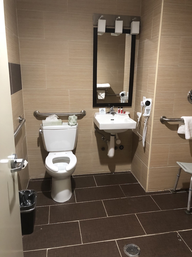 Room, 2 Double Beds, Mobility Accessible, Non Smoking (Hearing, Roll-in Shower) photo 3