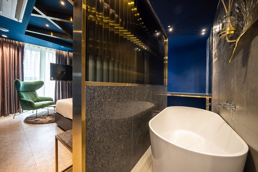 Suite - Photo 8