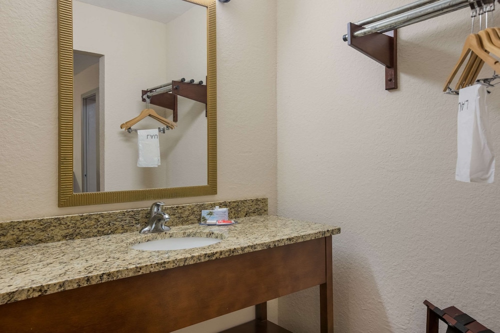 Suite, Multiple Beds, Non Smoking - Photo 8