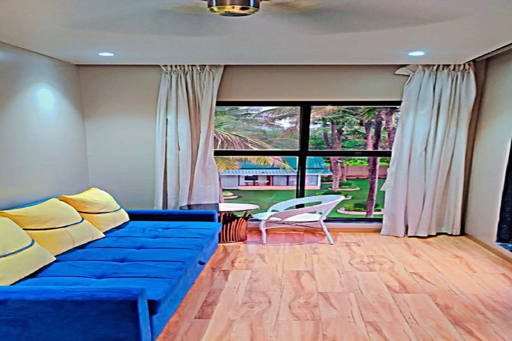 VIP Suite - Photo 3