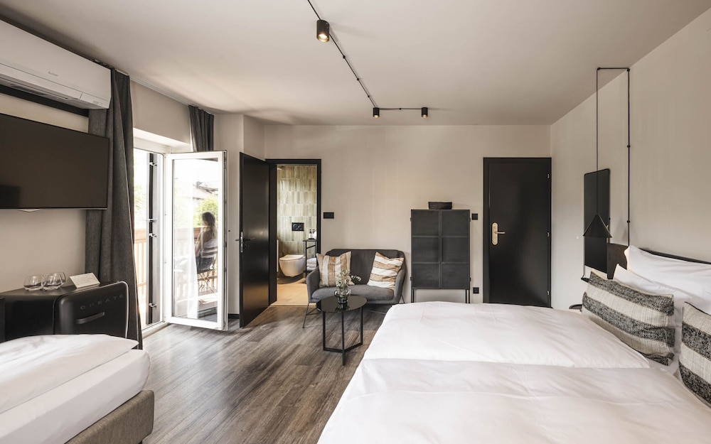 Economy Triple Room photo 2