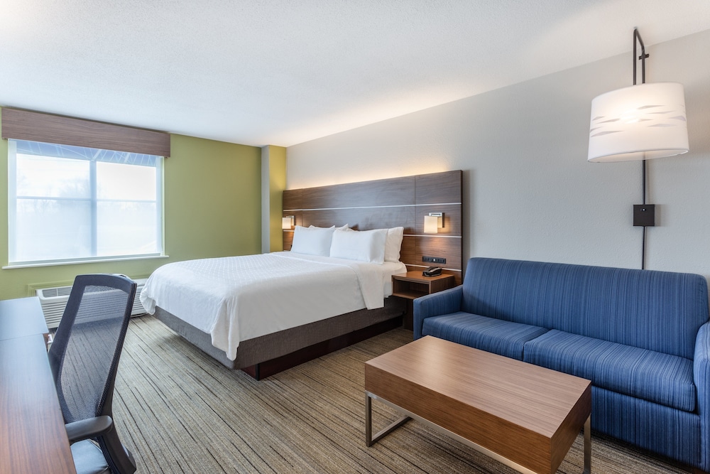 Suite, 1 King Bed, Microwave - Photo 2
