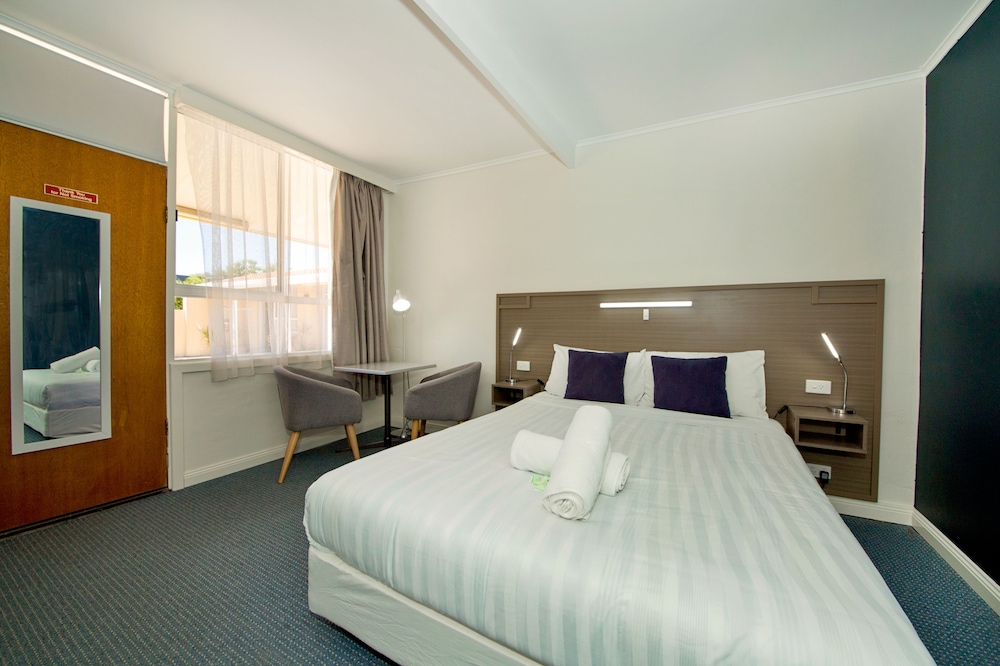Double Room, 1 Queen Bed photo 3