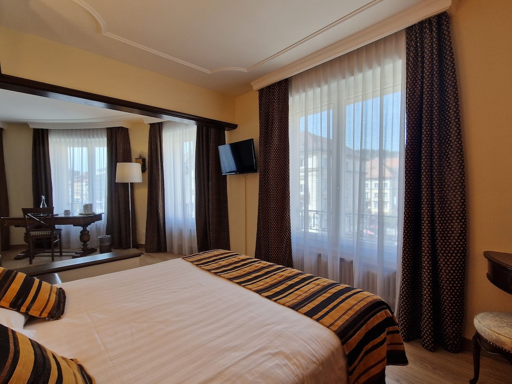 Junior Suite, 1 Queen Bed - Photo 2