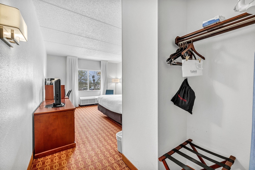 Room, 1 King Bed (Mobility Accessible, Tub) - Photo 4