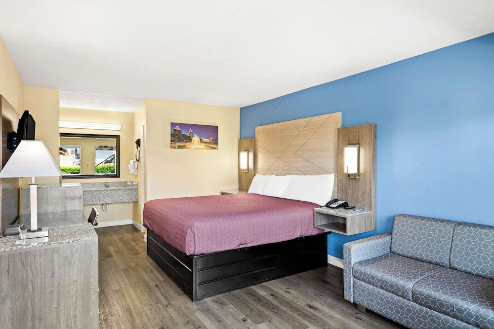 Standard Room, 1 King Bed, Smoking photo 1