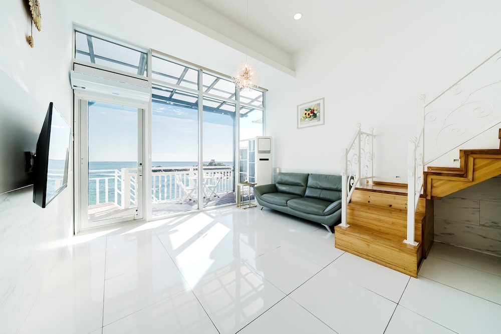 Basic Room, 1 Bedroom (A101 – 10-Second Beach Access) photo 1