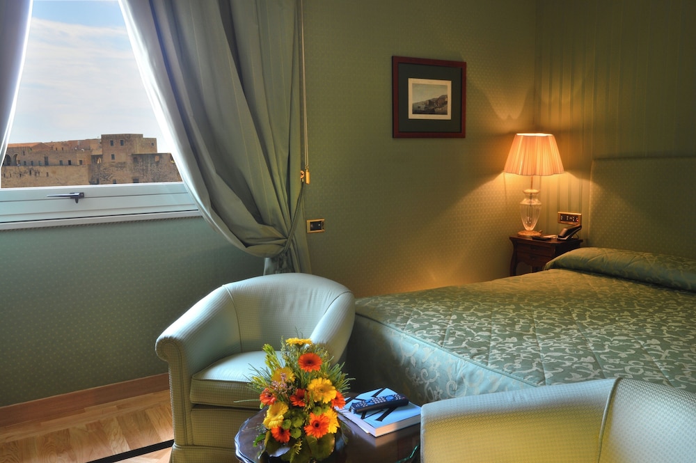 Deluxe Room, 1 Queen Bed photo 2