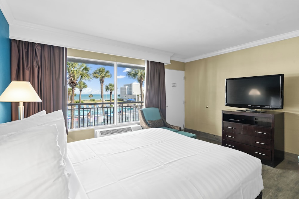 3 Queen Beds, Pool View (Efficiency), Non-Smoking - Photo 1