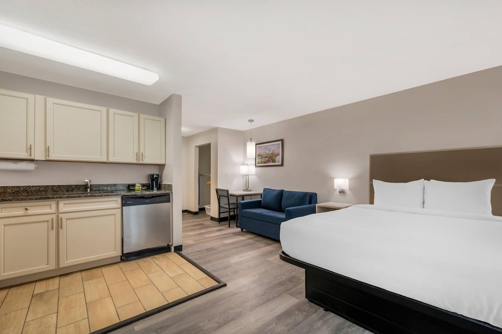 Suite, 1 Queen Bed, Accessible, Non Smoking photo 1