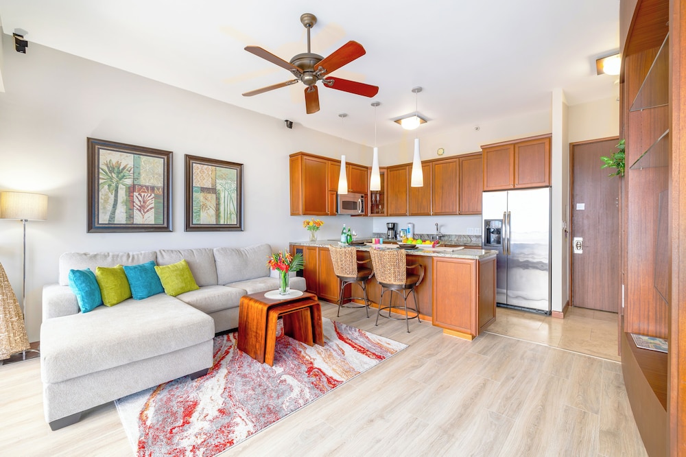 Premium Remodeled Condo with Ocean View and Parking: Premium Suite, 1 King Bed, Balcony, Ocean View (0031) photo