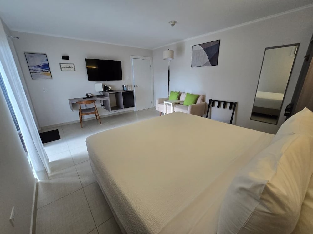 Standard Room, 1 King Bed, Accessible, Pool View