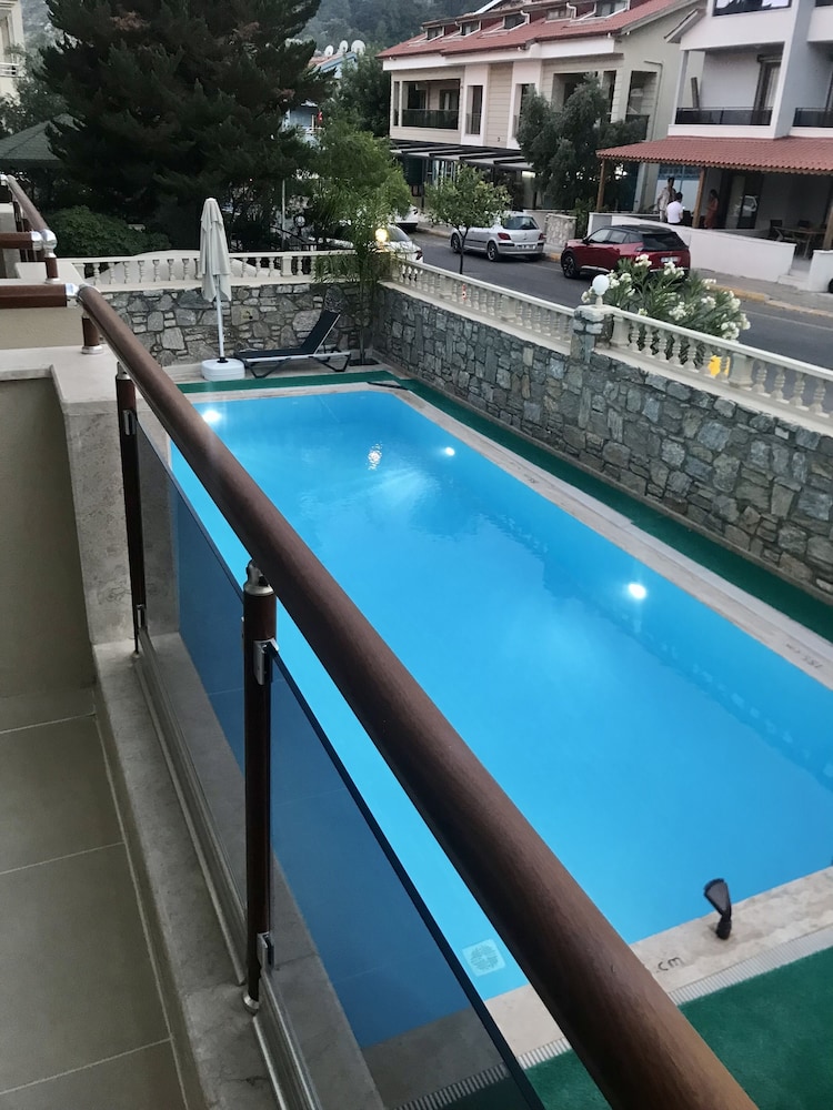 Comfort Room, Pool View