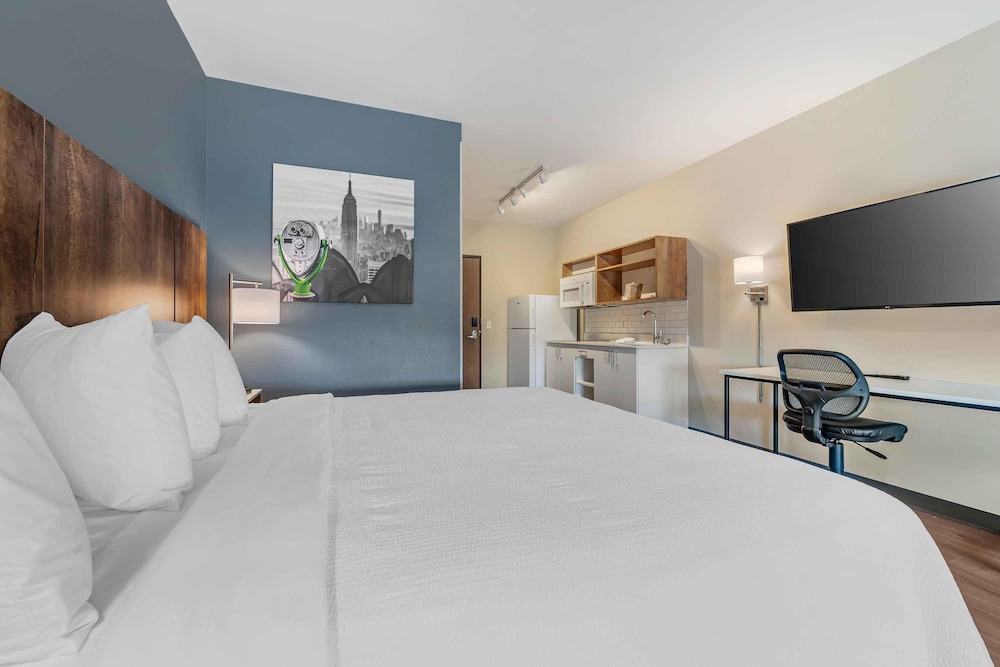 Standard Studio, 1 King Bed, Non Smoking, Refrigerator & Microwave photo 3