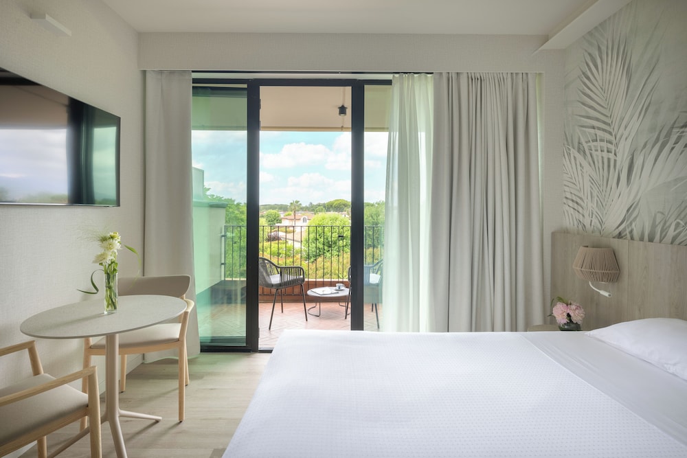 Deluxe Room (2 Adults + 1 Child) photo 2