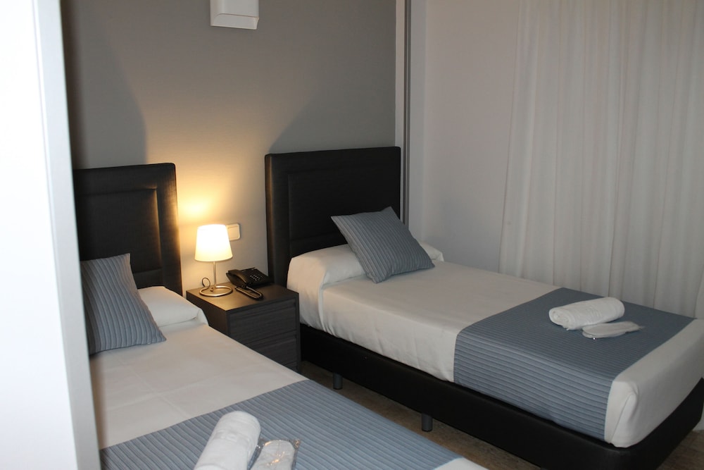 Standard Room, 2 Twin Beds - Photo 8