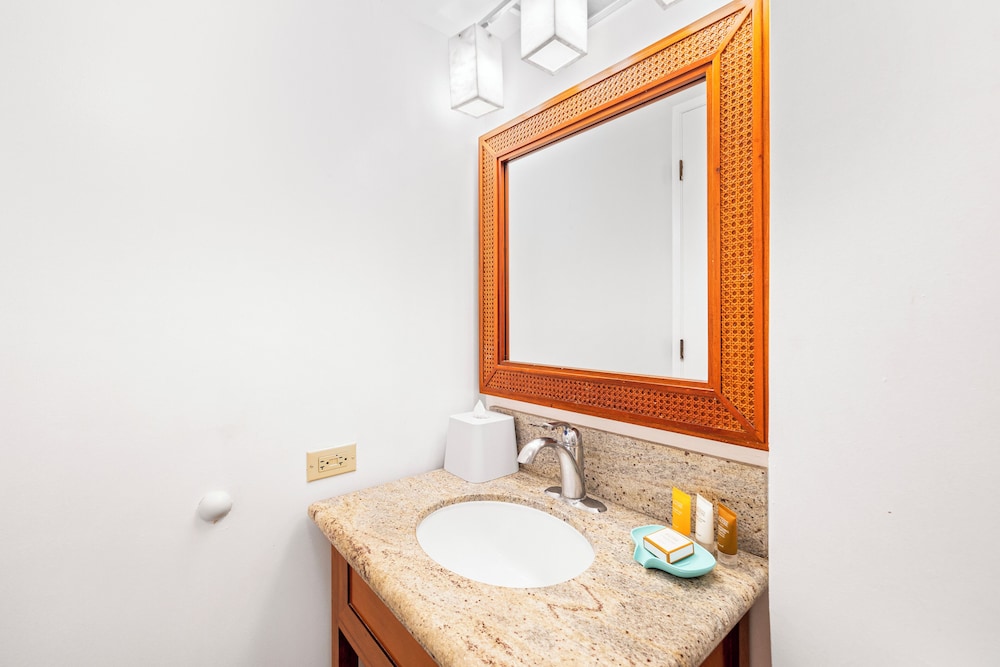 Pacific Monarch - 1 BR - Ocean & City Views: Romantic Suite, 1 Bedroom, Balcony, Ocean View (0103) photo