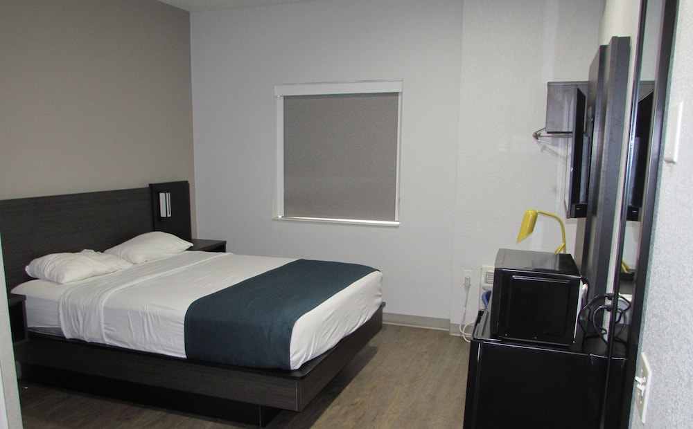 Deluxe Room, 1 Queen Bed, Non Smoking, Refrigerator & Microwave photo 3