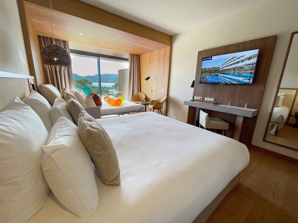 Junior Suite, 1 King Bed with Sofa bed, Balcony, Sea View