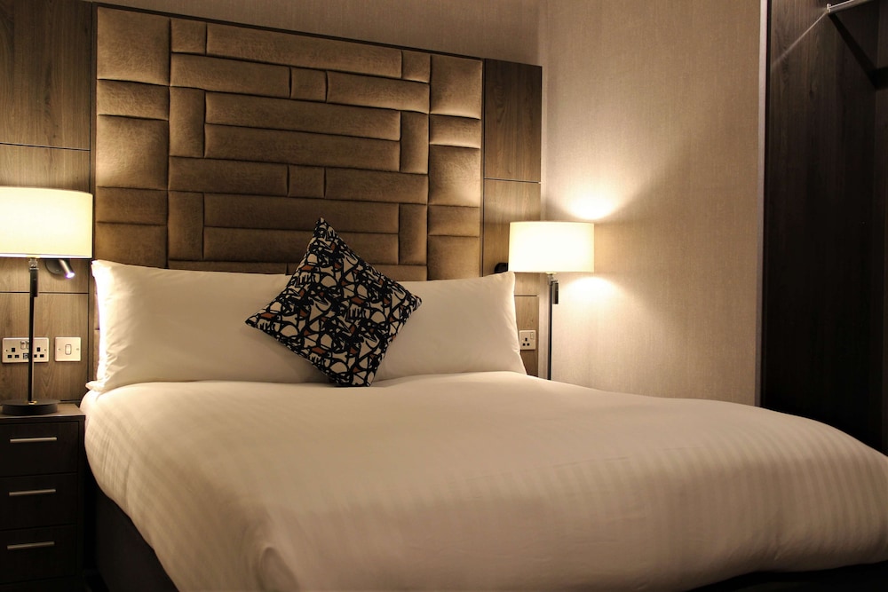Family Room, 1 Queen Bed with Sofa bed - Photo 4