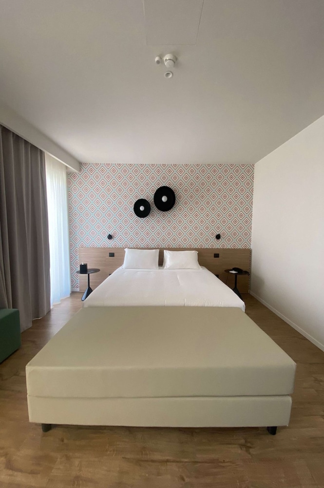 Comfort Room, Multiple Beds, Non Smoking (Converts to 2 Twin Beds) - Photo 4