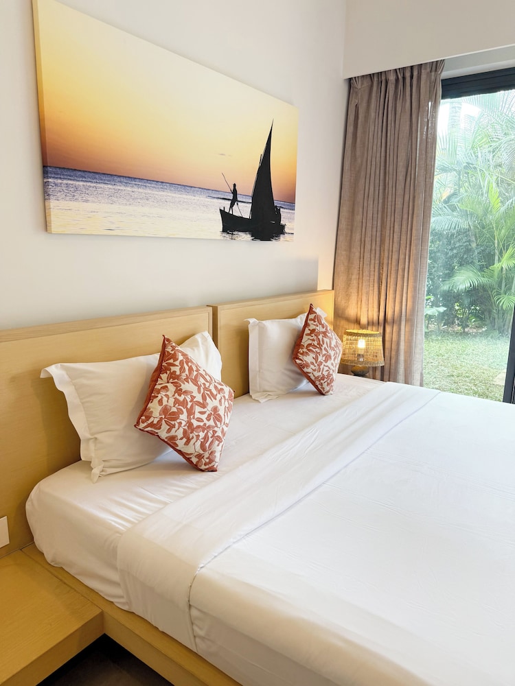 Deluxe Room, 1 King Bed, Garden View - Photo 4