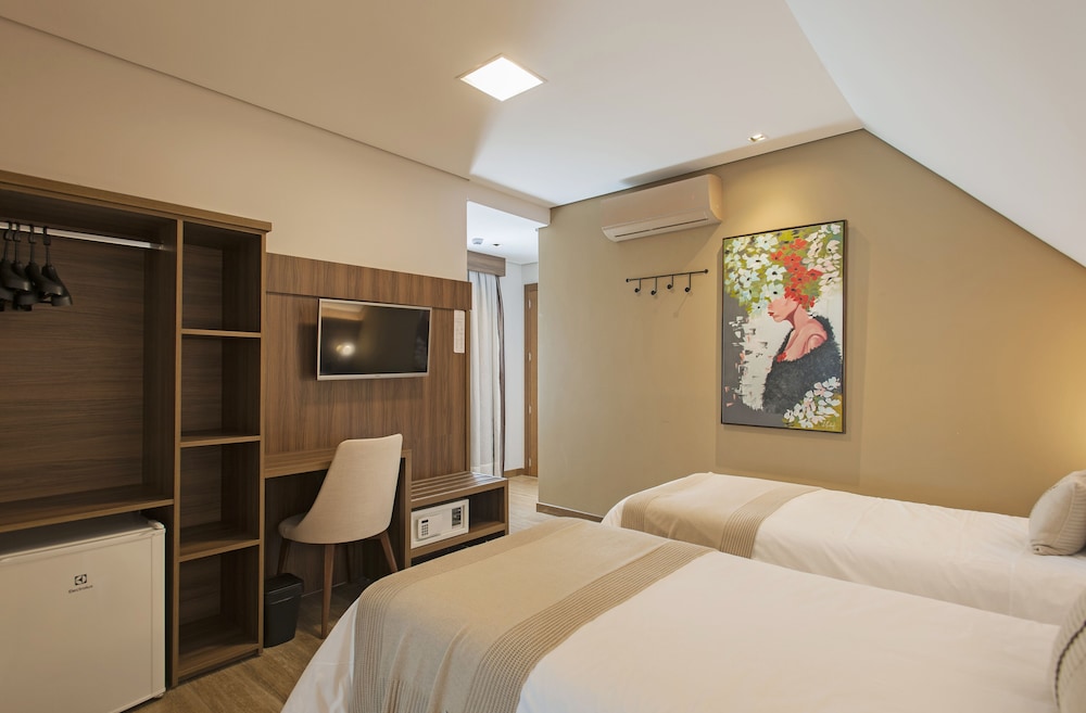 Premium Suite, Multiple Beds, Non Smoking, Bathtub - Photo 2