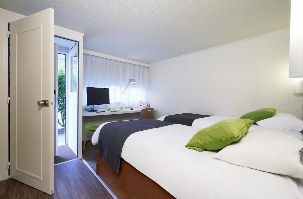 Standard Room, 3 Twin Beds photo 1