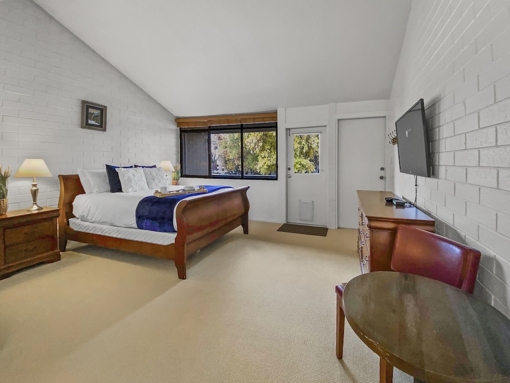 Condo, 2 Bedrooms