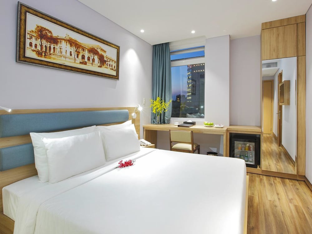Junior Room, 1 Queen Bed photo 2