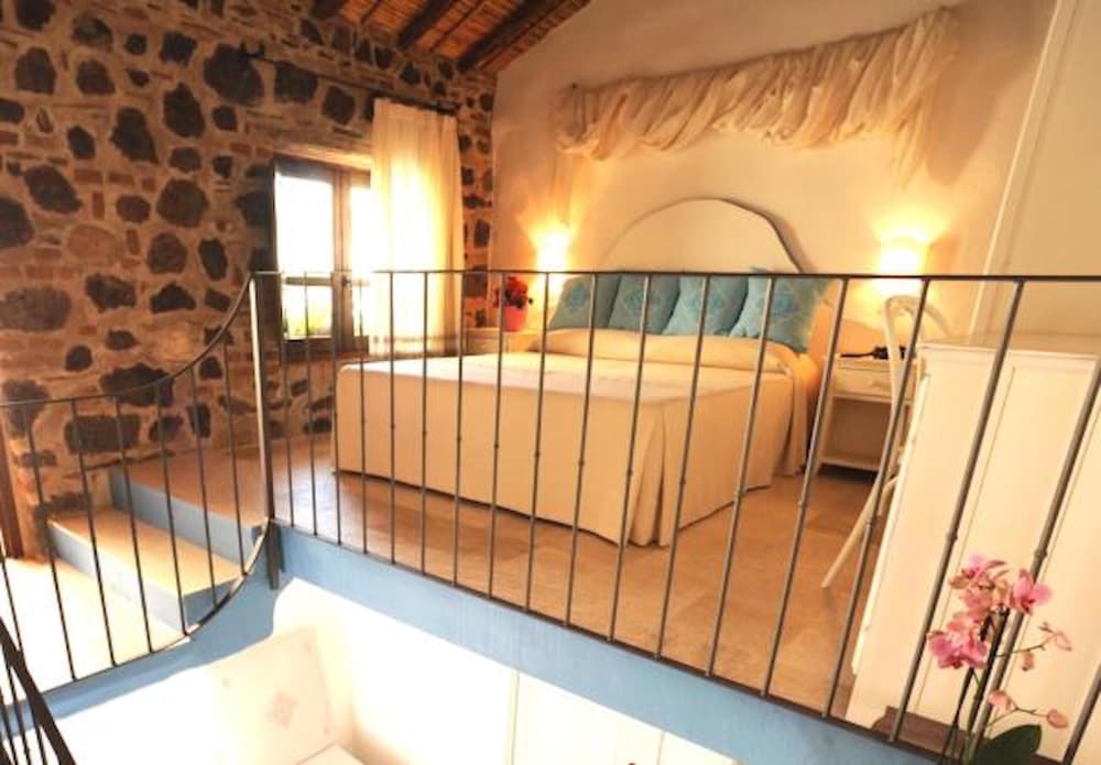 Suite, Patio, Annex Building (on 2 levels, internal staircase) photo 3