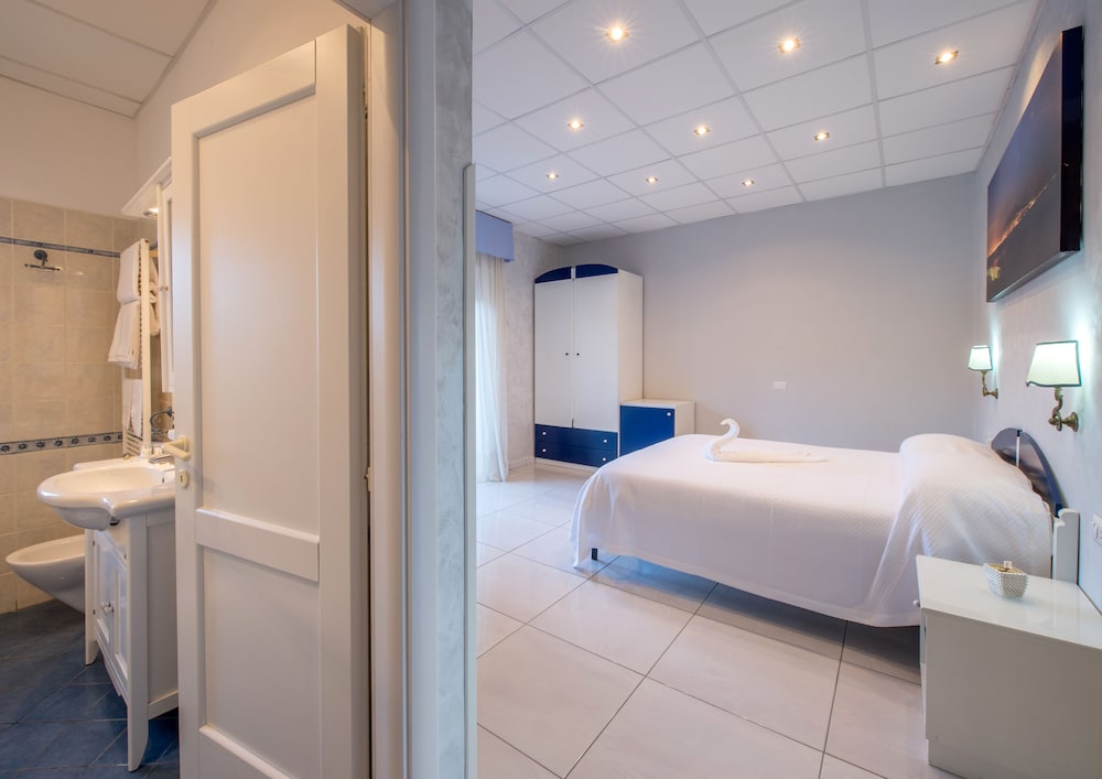 Double Room, 1 Queen Bed