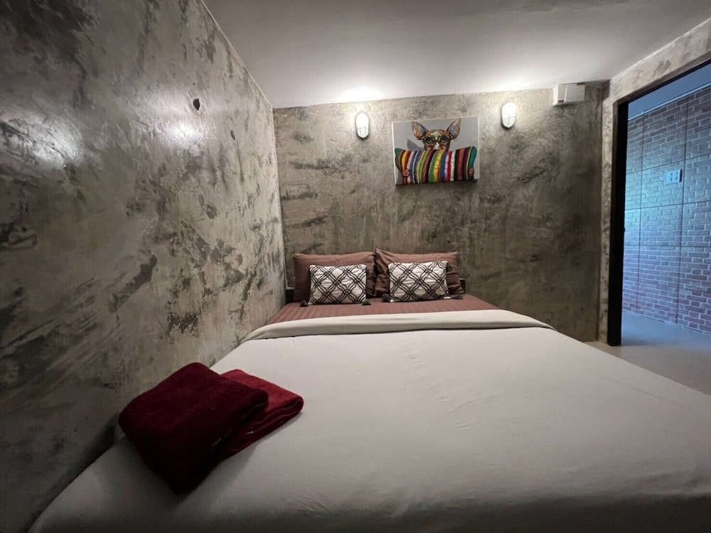 Basic Room, 1 Queen Bed - Photo 5