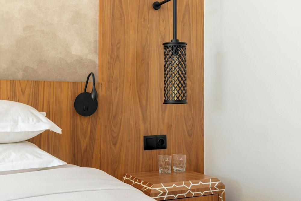 Premium Room, 1 King Bed - Photo 7
