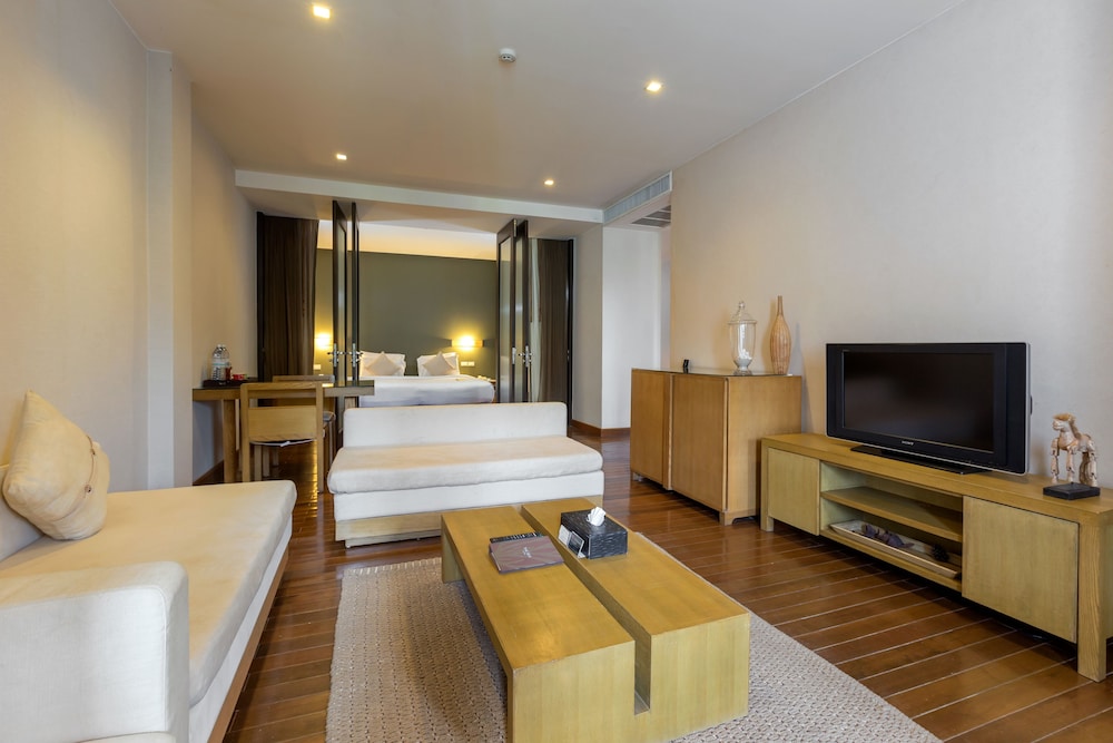 One Bedroom Deluxe Suite with Free Minibar - Photo 5
