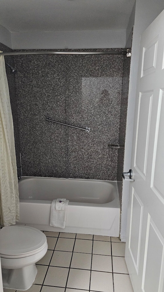Deluxe Room, 1 King Bed, Non Smoking - Photo 8